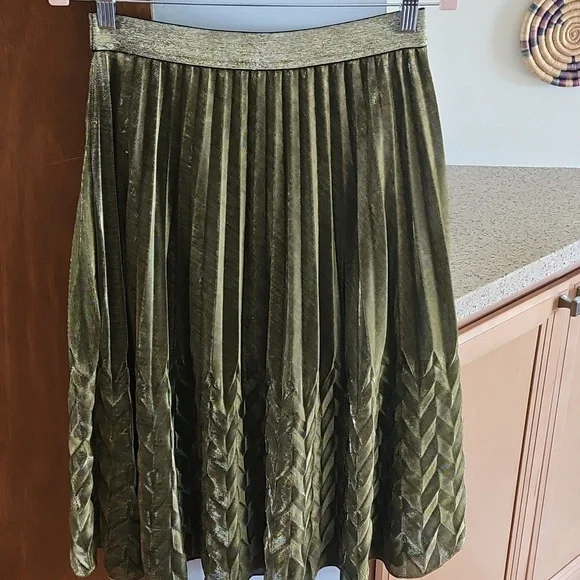 Elegant metallic olive Green Pleated Skirt - Picture 9 of 11
